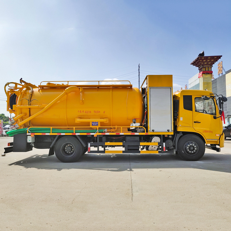 Suction sewage tanker truck